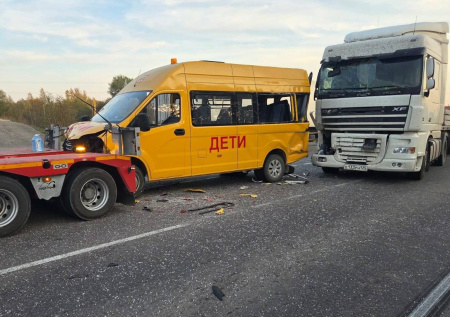 Шестеро детей пострадали в ДТП с двумя фурами и пассажирским автобусом