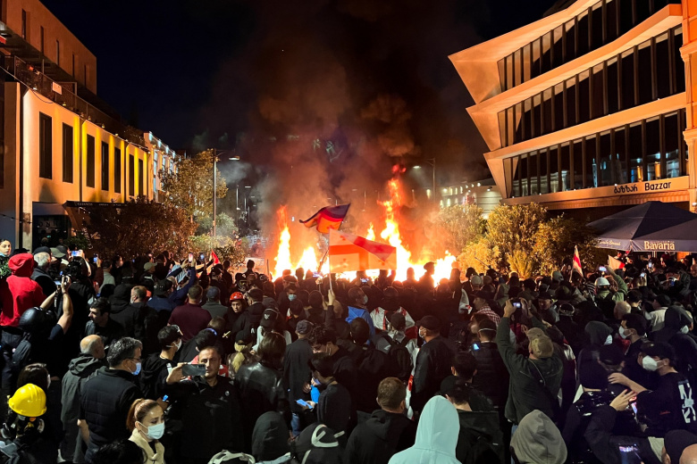 Стычки участников митинга оппозиции с полицией в Тбилиси