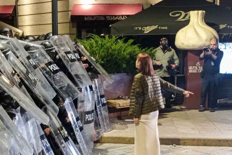 Стычки участников митинга оппозиции с полицией в Тбилиси