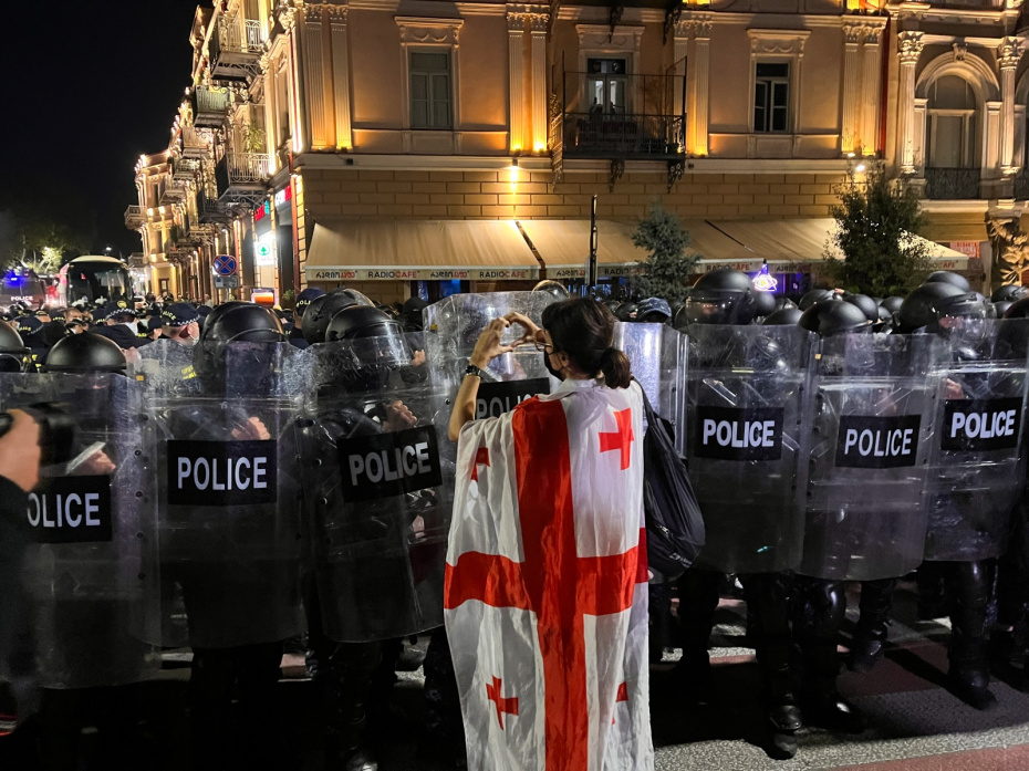 Стычки участников митинга оппозиции с полицией в Тбилиси