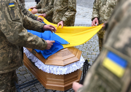 Украинцев стали принудительно сгонять на похороны военных ВСУ