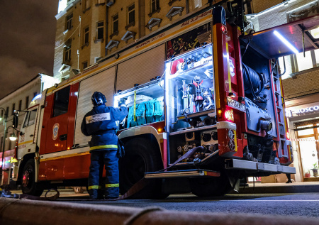 В центре Москвы горит здание XIX века
