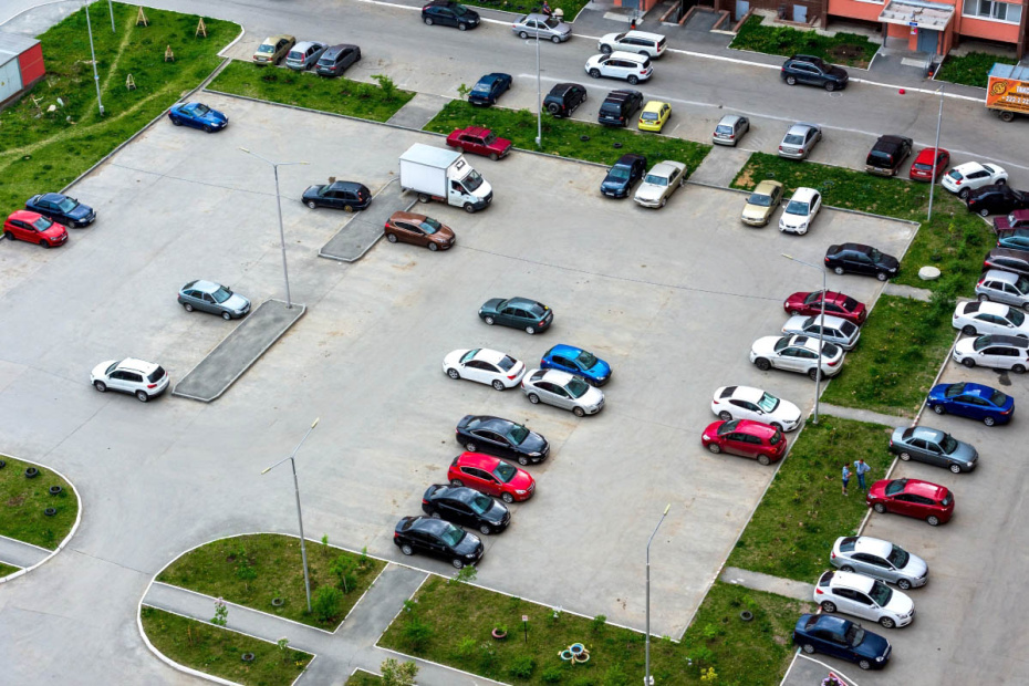 Стоянка автомашин в Челябинске