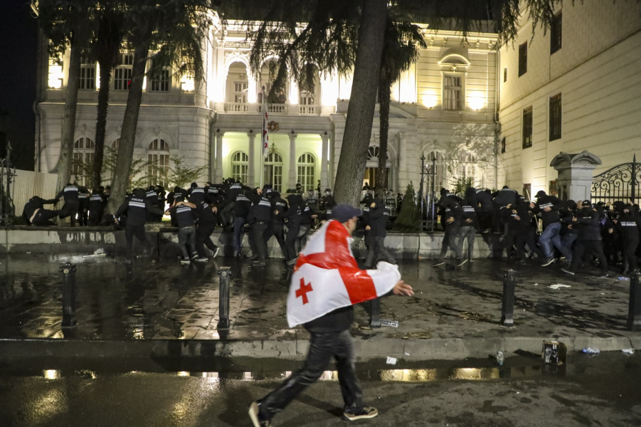 Митинг оппозиции в день муниципальных выборов в Тбилиси