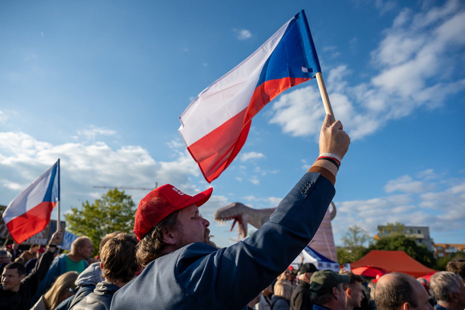 Сторонники партии ANO держат чешский флаг во время предвыборного митинга в Праге