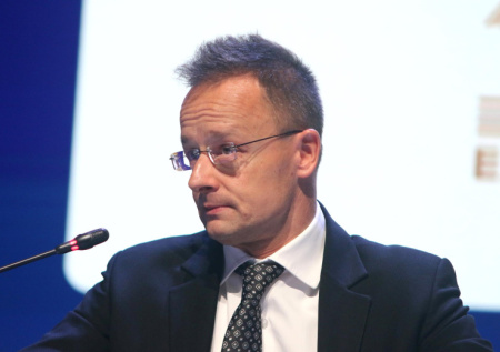 Зеленскому напомнили, кто решает вопрос о вступлении Украины в ЕС