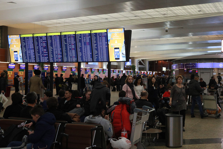 Люди в зале ожидания международного аэропорта Шереметьево