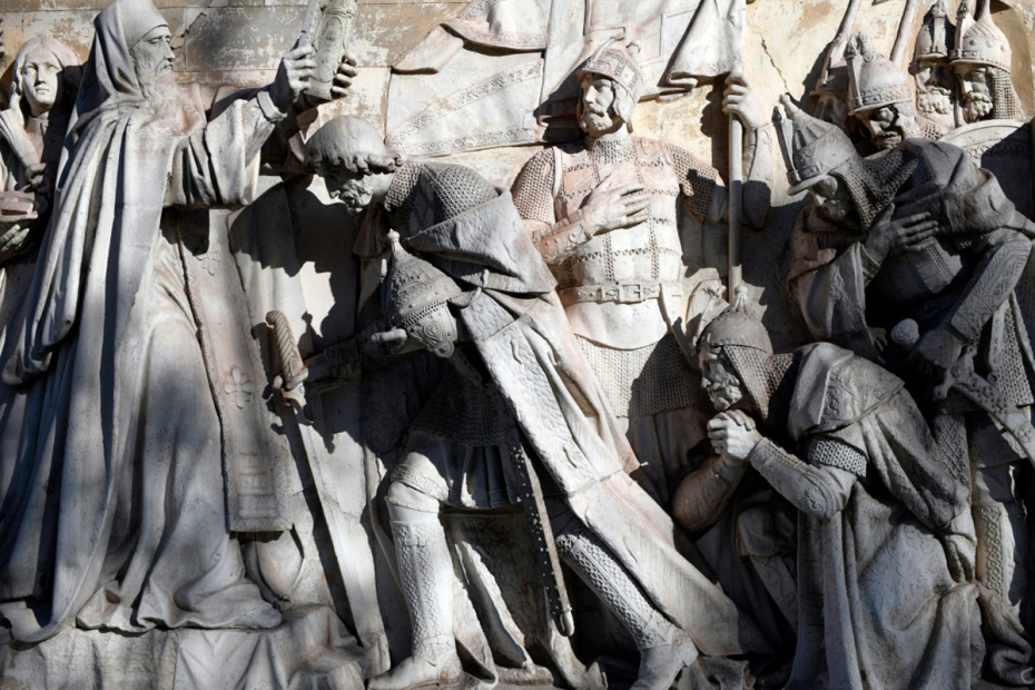 Фрагмент горельефа «Посещение Дмитрием Донским Сергия Радонежского»