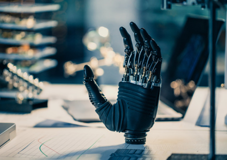 Американец с вживленным чипом Neuralink научился управлять роборукой