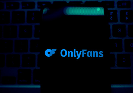 В США проверяют модель с OnlyFans, продавшую воду из ванны за $50