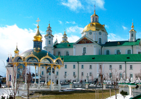 Неизвестные пытались захватить один из корпусов Почаевской лавры на Украине