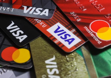 Эксперт объяснил вывод из оборота карт Visa и Mastercard