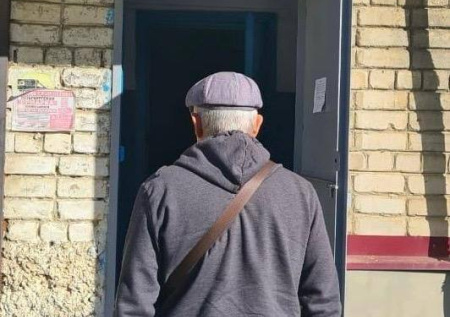 В Находке задержали пенсионера, который сел на школьницу в автобусе