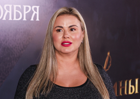 Анна Семенович показала подаренное кольцо за 1,5 млн рублей