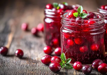 С кислинкой и витаминами: сохраняем клюкву для зимних застолий