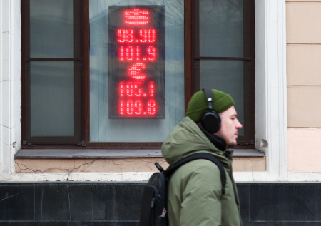 Аналитик разъяснил, почему в России изменился прогноз по рублю