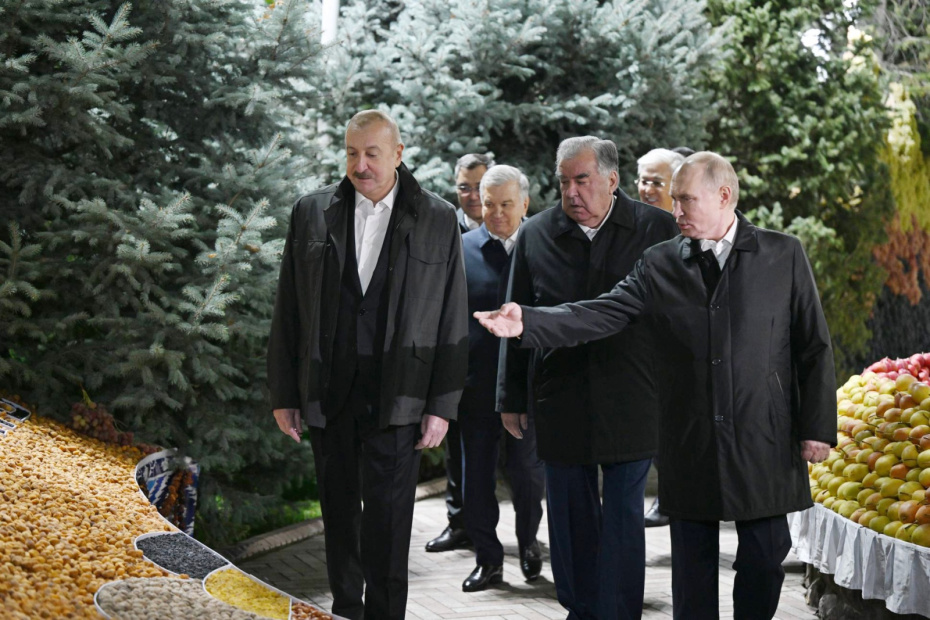 Президент России Владимир Путин и лидер Азербайджана Ильхам Алиев перед неформальным ужином глав государств СНГ в Душанбе