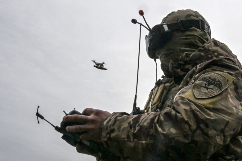 Оператор FPV-дрона во время управления FPV-дроном в зоне специальной военной операции