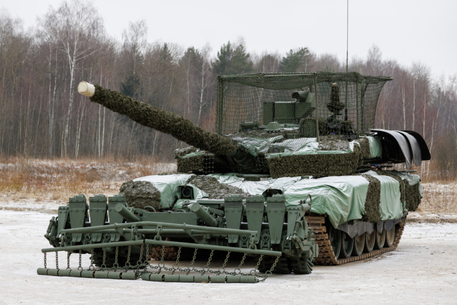Танк Т-90М с катковым противоминным тралом