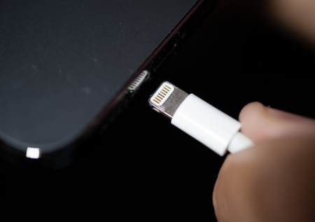 IT-эксперт рассказал, чем опасны неоригинальные зарядки для смартфонов