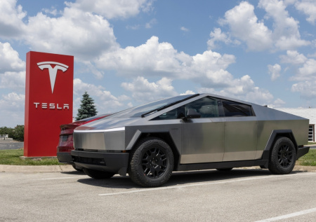 В США автомобили Tesla решили проверить из-за частых ДТП