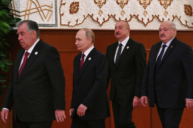 Президент Таджикистана Эмомали Рахмон, президент РФ Владимир Путин, президент Азербайджана Ильхам Алиев и президент Белоруссии Александр Лукашенко (слева направо) перед началом заседания совета глав государств СНГ в Душанбе