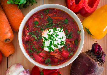 Борщ по-украински с яблоками и свеклой. Такую вкуснятину вы еще не ели — подаем с чесночными пампушками