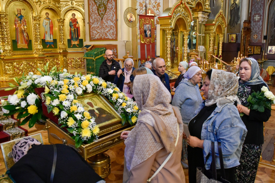 Верующие во время встречи ковчега с мощами святой Матроны Московской в Свято-Екатерининском кафедральном соборе