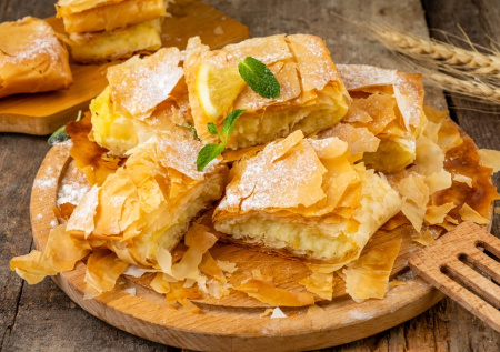Похож на наш лимонник, но вкуснее! Греческий пирог бугаца — легкий и нежный
