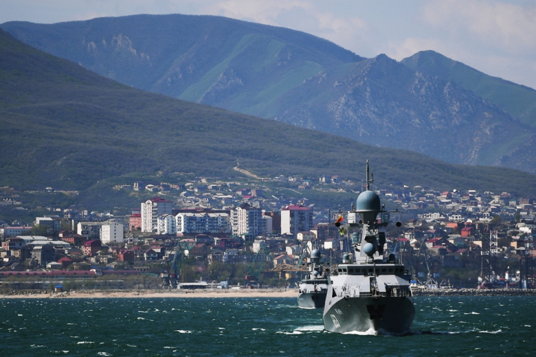 Корабль Каспийской флотилии ВМФ РФ в акватории порта Махачкалы
