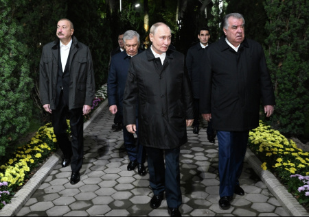 Появились кадры прогулки Путина с лидерами стран — участниц СНГ
