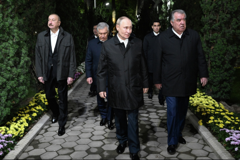 Президент РФ Владимир Путин, слева направо: президент Азербайджана Ильхам Алиев, президент Узбекистана Шавкат Мирзиёев, президент Туркменистана Сердар Бердымухамедов и президент Таджикистана Эмомали Рахмон