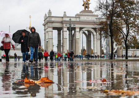 Заморозки до –2, мокрый снег: погода в Москве и Петербурге 13–19 октября