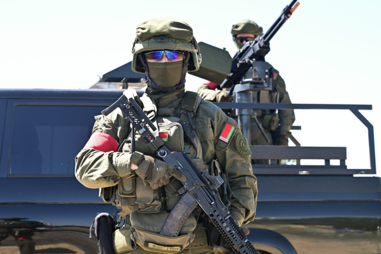 Военнослужащие территориальной обороны на специальных сборах отрабатывают современные приемы обеспечения безопасности