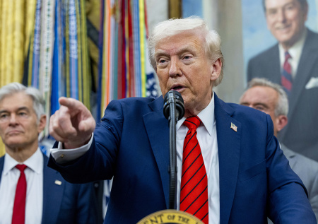 Стало известно, кому Трамп велел платить зарплаты вопреки шатдауну