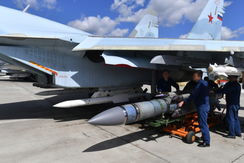Техники подвозят авиационную ракету Х-31, чтобы смонтировать на истребитель ВКС России, задействованный в специальной военной операции