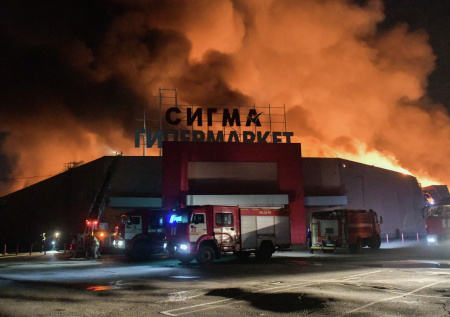 Появились кадры с полностью сгоревшим ТЦ в Донецке после удара ВСУ