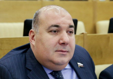 Депутат-прогульщик незаконно завладел участками благодаря дружбе с судьями