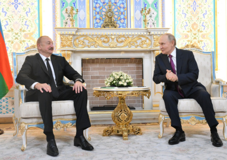 Путин и Алиев вышли поговорить в холл после официальной встречи