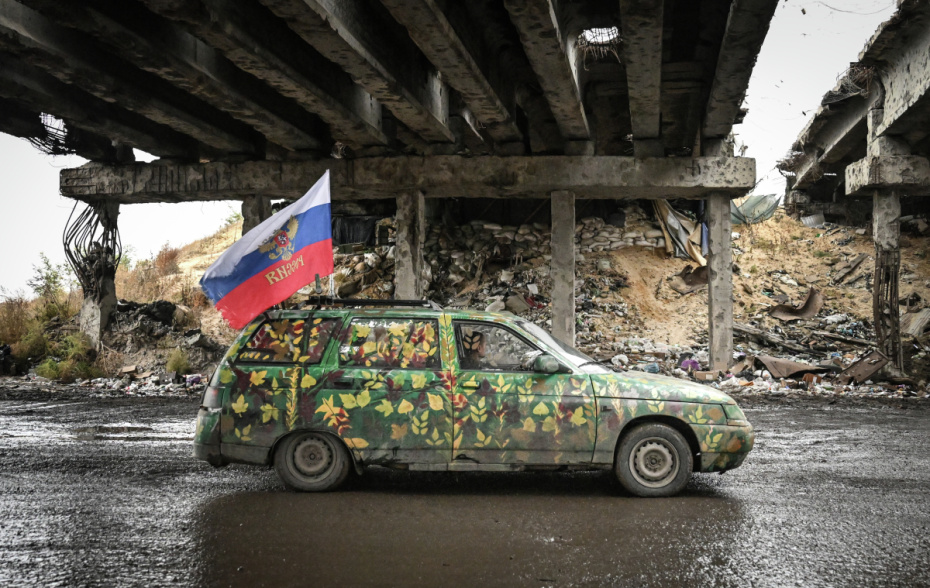 Автомобиль с российским триколором на дороге в зоне специальной военной операции
