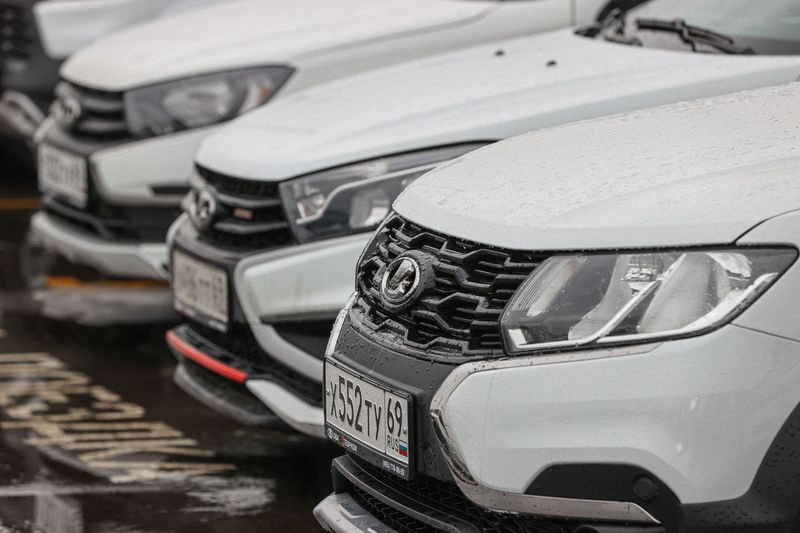 Автомобили Lada на парковке перед дилерским центром