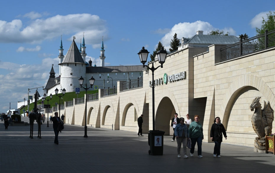 Улица Баумана в Казани. На дальнем плане — Казанский кремль