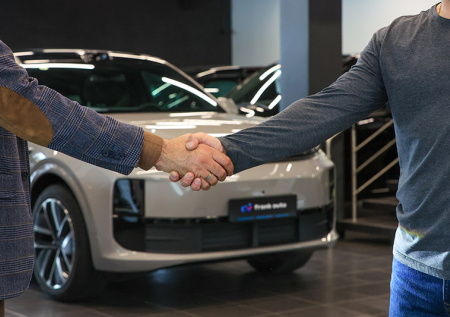 Автолюбители скупают мощные автомобили до подорожания