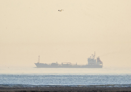 Над Азовским морем сняли «парящие» в воздухе корабли
