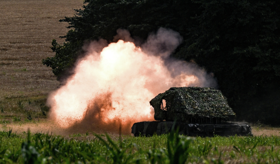 ВС РФ ведут боевую стрельбу из танка Т-80БВМ
