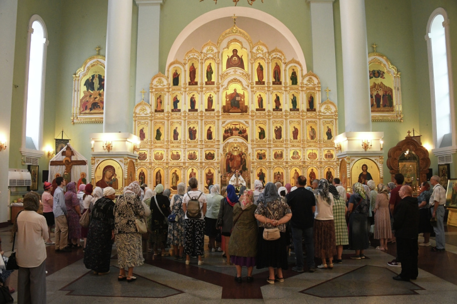 Верующие во время Божественной литургии в соборе Покрова Пресвятой Богородицы