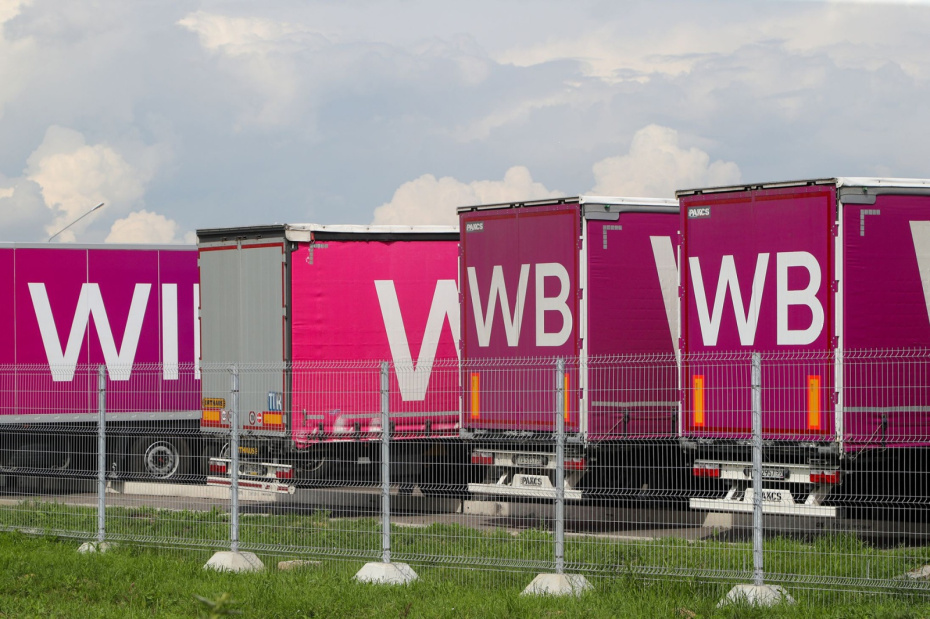 Грузовики Wildberries на территории логистического центра
