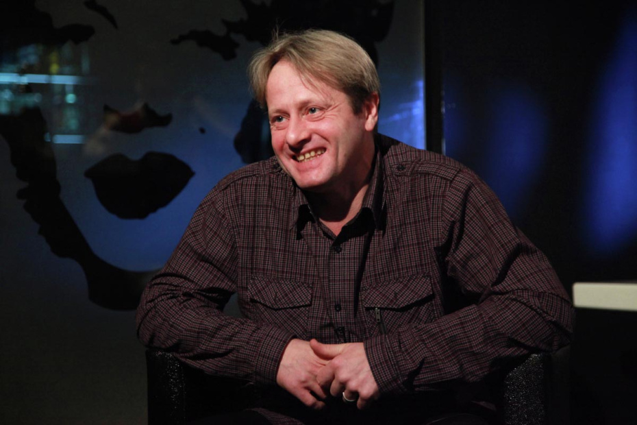 Актер Эдуард Радзюкевич дает интервью в киноцентре «Октябрь» на премьере фильма режиссера Антона Барщевского «Зайцев, жги! История шоумена»