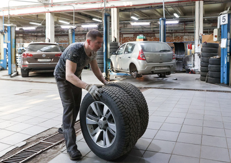 Автоэксперт рассказал, почему зимние шины стоят дороже летних