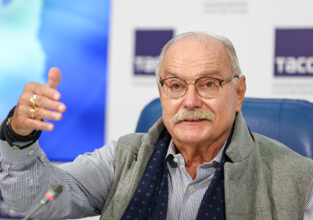 Ответ Пугачевой, проблемы со здоровьем, розыск: как живет Никита Михалков